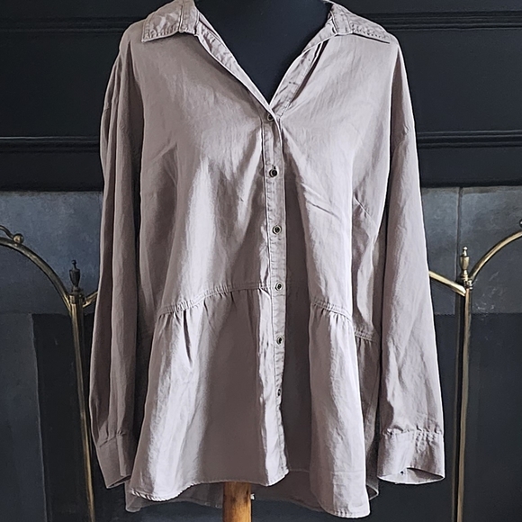 Long Sleeve High-Low Hem Gathered Bodice Top - Picture 2 of 11